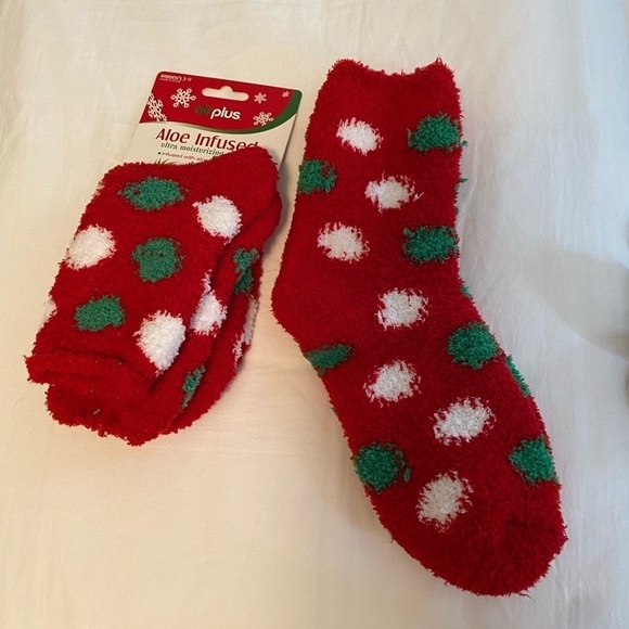 Christmas Aloe Fuzzy Socks - Picture 4 of 6